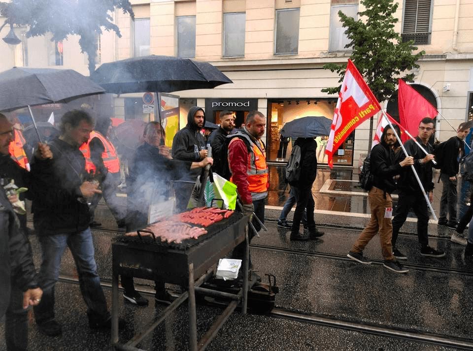 Marchers barbecue sausages